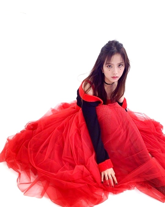 BLACKPINK Jisoo Kırmızı Elbisesiyle Büyüledi