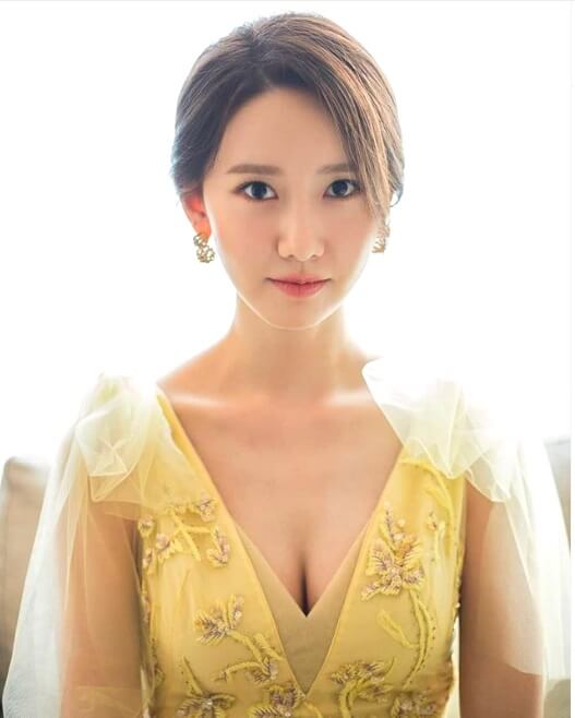 Busan International Film Festival BIFF 2019 - imyoona yellow dress with cleavage of the chest