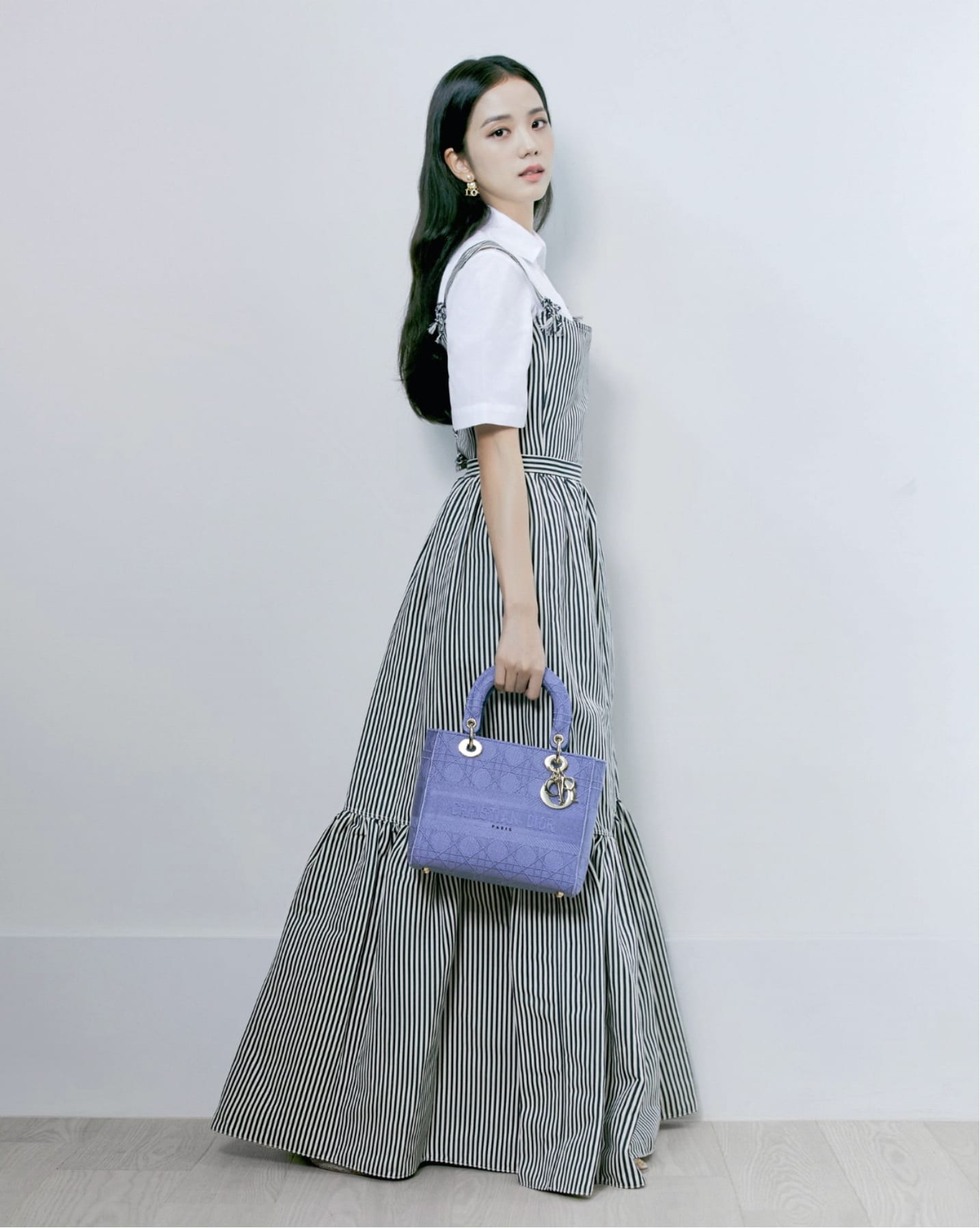 Blackpink Jisoo Dior Elbisesi Ve Kupeleriyle Cok Sik Korebu Com